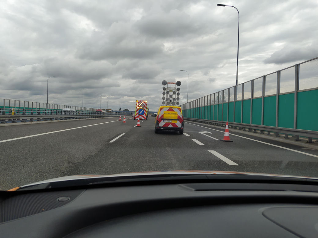 Gigantyczne utrudnienia na A4. Z ciężarówki wypadł ogromny element turbiny