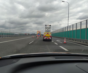 Gigantyczne utrudnienia na A4. Z ciężarówki wypadł ogromny element turbiny