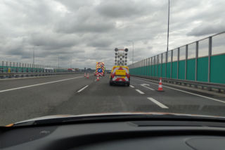 Gigantyczne utrudnienia na A4. Z ciężarówki wypadł ogromny element turbiny