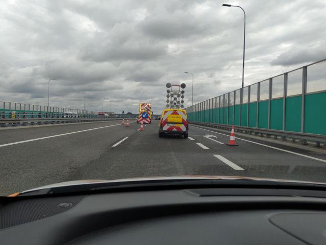 Gigantyczne utrudnienia na A4. Z ciężarówki wypadł ogromny element turbiny
