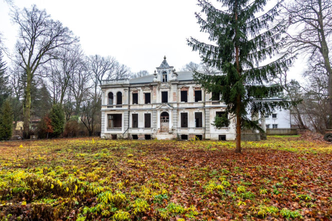 Opuszczona willa w Konstancinie