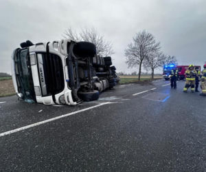 Tir leżący w przydrożnym rowie. Kierujący wysiadł o własnych siłach