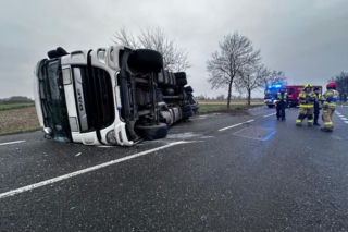 Tir leżący w przydrożnym rowie. Kierujący wysiadł o własnych siłach