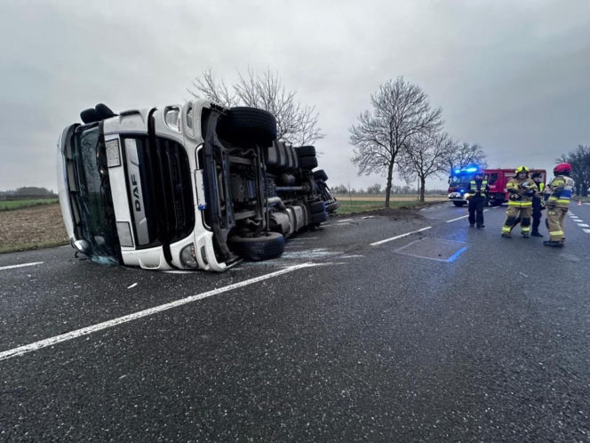 Tir leżący w przydrożnym rowie. Kierujący wysiadł o własnych siłach