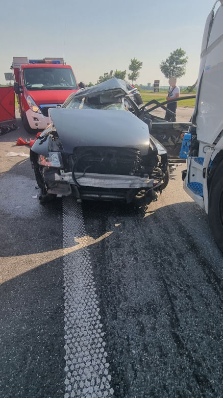 Śmiertelny wypadek pod Płockiem! Jedna kobieta zginęła, a druga została ciężko ranna w zderzeniu audi z tirem [ZDJĘCIA]