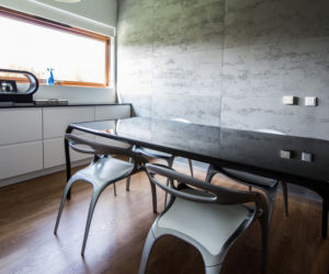 Beton architektoniczny - płyty betonowe na ścianie LUXUM