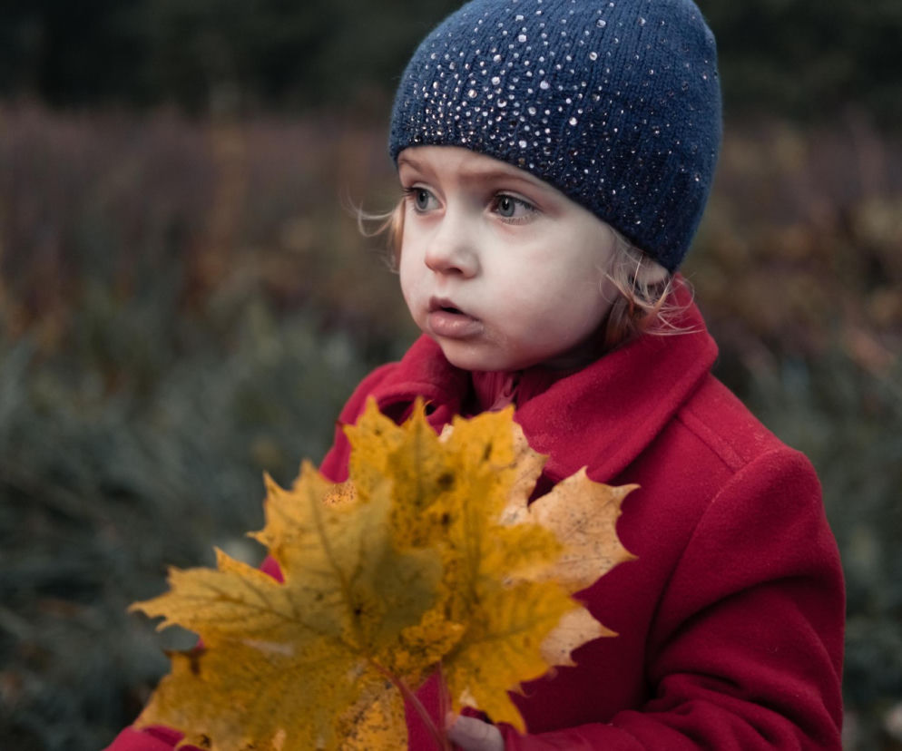 Dziecko jesienią zrobiło się marudne? Nie zawsze chodzi tylko o krótsze dni
