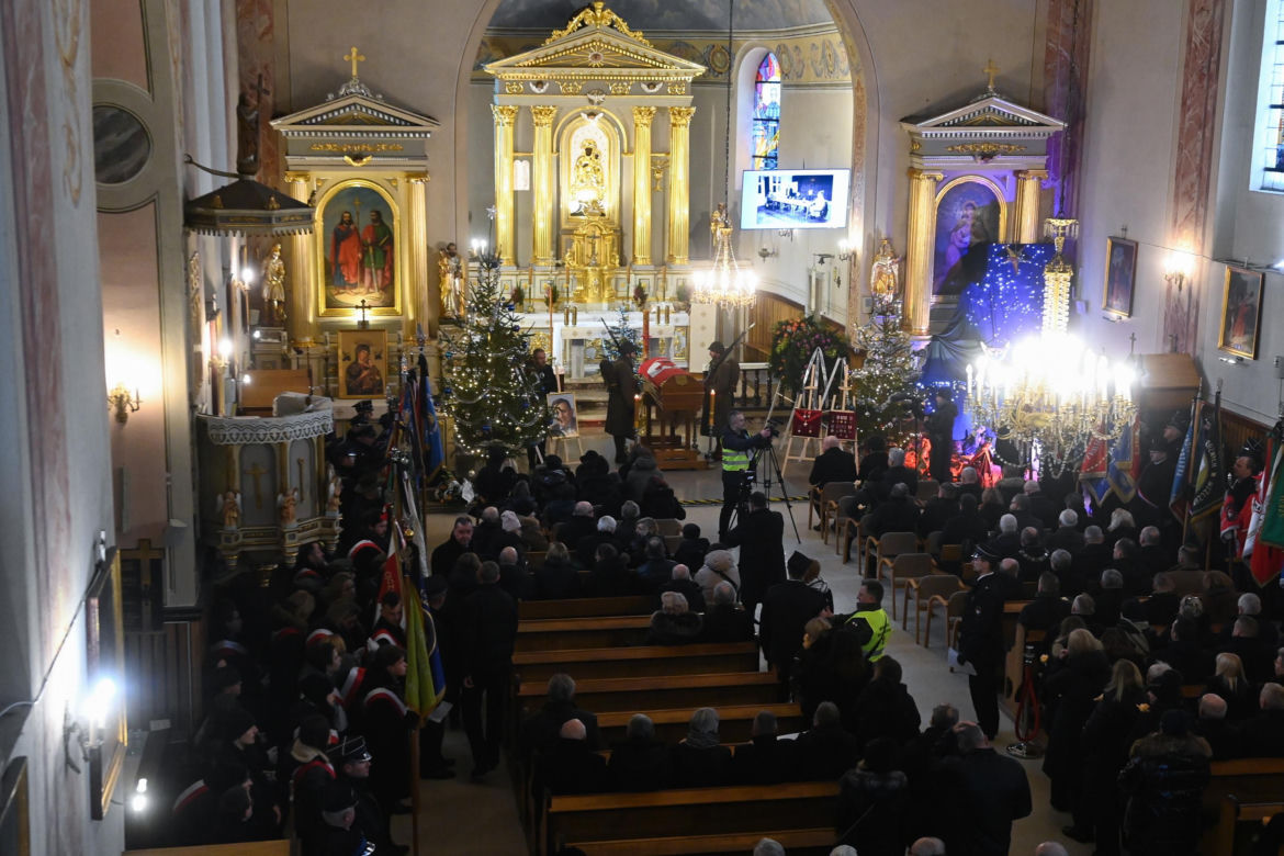 Mieszkańcy Mszczonowa żegnali swojego burmistrza. Trumnę z ciałem wystawili przed ratuszem