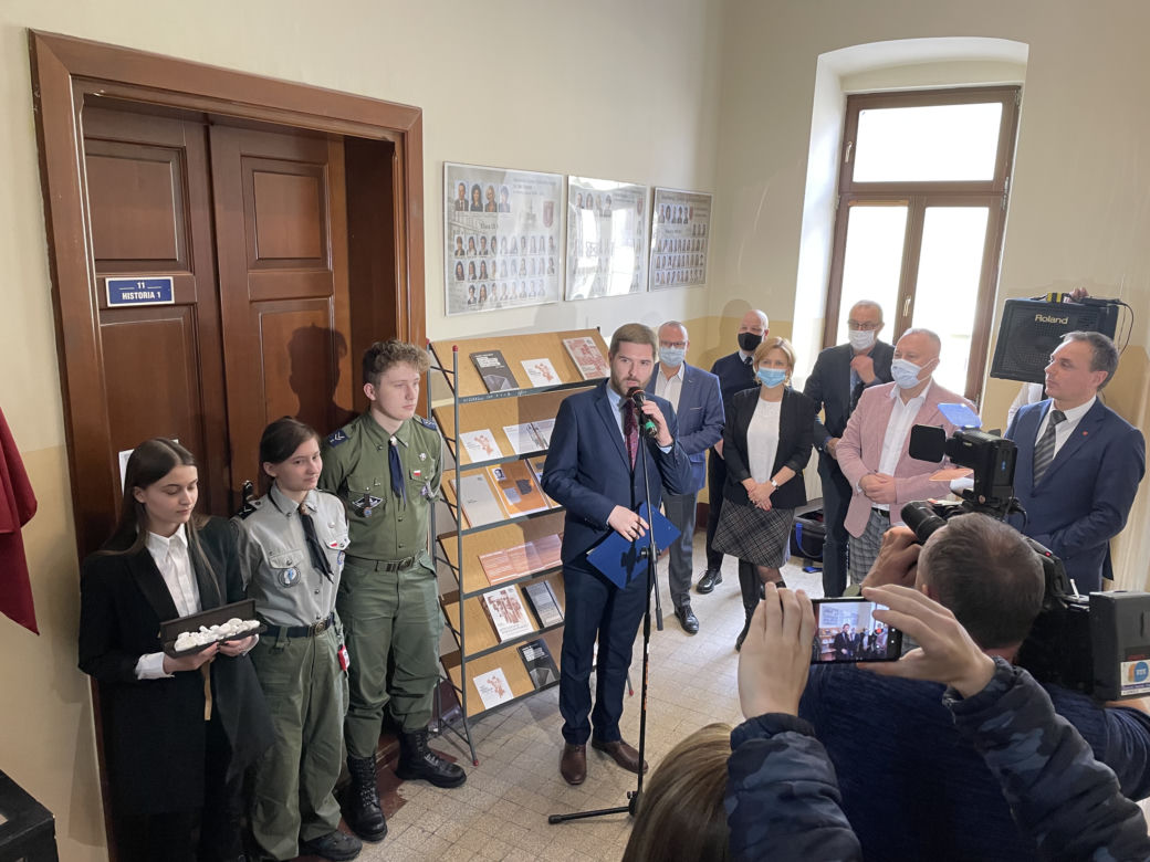 Odsłonięcie tablicy pamięci Emanuela Ringelbluma w I LO w Nowym Sączu