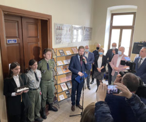 Odsłonięcie tablicy pamięci Emanuela Ringelbluma w I LO w Nowym Sączu