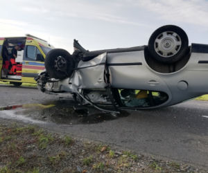 GROŹNY WYPADEK w miejscowości Lutkowo. Kobieta uderzyła w drzewo, a następnie DACHOWAŁA