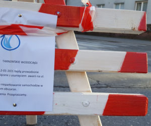Awaria kanalizacji na ul. Bema w Tarnowie