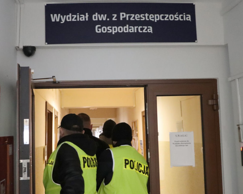 Radom. Przerabiali porsche, bmw, audi na ciężarówki! Sprowadzili ponad 800 aut i nie zapłacili złotówki! [WIDEO, ZDJĘCIA]