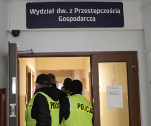Radom. Przerabiali porsche, bmw, audi na ciężarówki! Sprowadzili ponad 800 aut i nie zapłacili złotówki! [WIDEO, ZDJĘCIA]
