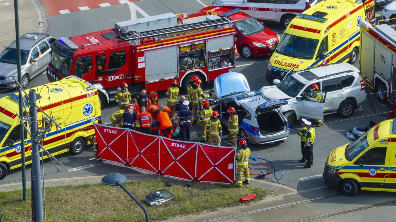 Wypadek radiowozu w Warszawie. Cztery osoby ranne, w tym policjanci