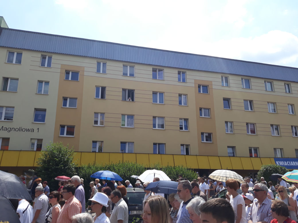 Białystok. Boże Ciało 2019. Wspólna procesja dwóch parafii: św. Jadwigi i NMP z Guadalupe
