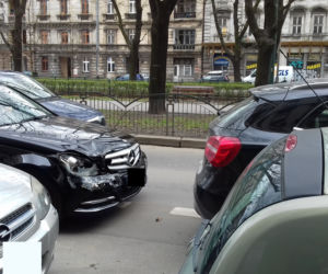 Kraków: Zderzenie dwóch aut na Dietla. Centrum miasta było nieprzejezdne