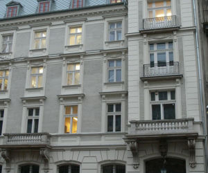 Nad ryzalitami frontowymi występują obeliskowe hełmy z ozdobnymi facjatkami