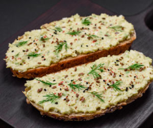 Jak zrobić pastę jajeczną jak z delikatesów? Ten jeden składnik robi różnicę