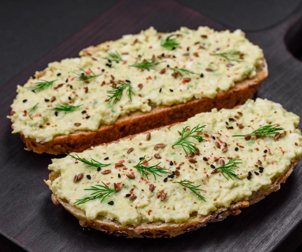 Jak zrobić pastę jajeczną jak z delikatesów? Ten jeden składnik robi różnicę