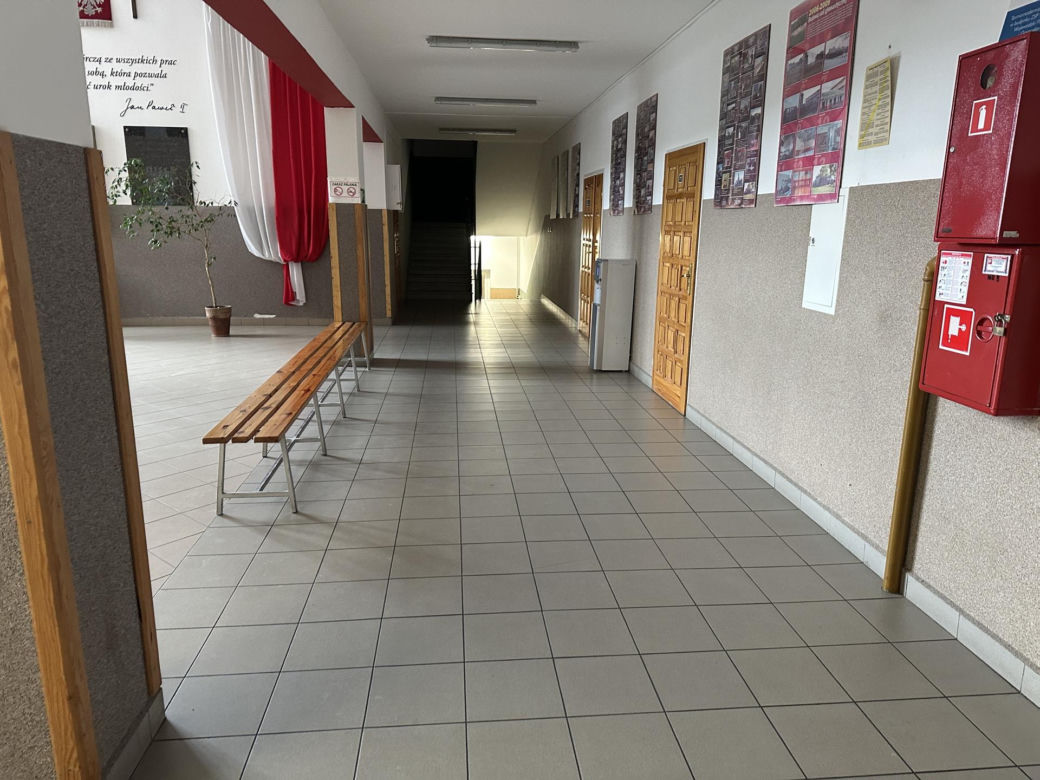 Zmyli ślady krwi po makabrze w szkole. Uczniowie zostali zwolnieni z lekcji