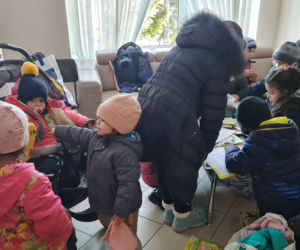Uchodźcy z Ukrainy w ośrodku w Waplewie