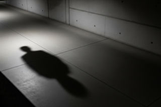 Skandal w Przasnyszu. Co kryje się za brutalnym atakiem na bezdomnego?