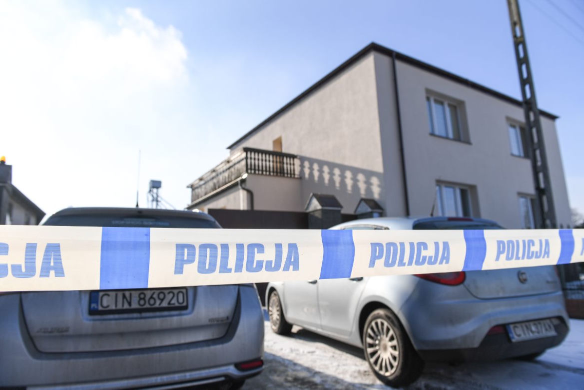 Dzieci uciekały. Matka dźgała je nożem