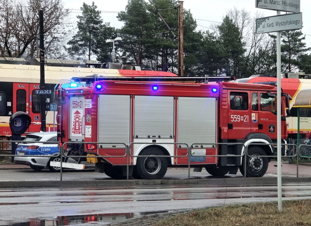 Makabra w Józefowie. Pociąg SKM zabił 14-latkę na przejściu dla pieszych!