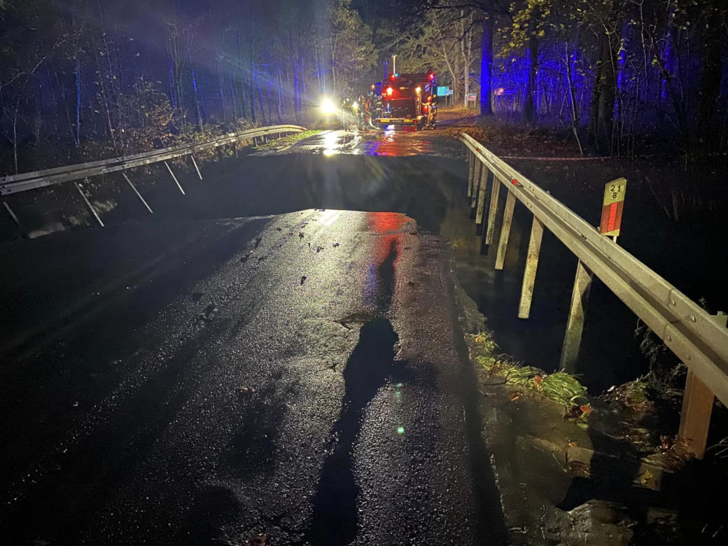 Łobez. Sytuacja jest kryzysowa, woda zagraża mieszkańcom. Zawalił się most, zamknięto drogi 