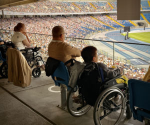 Tysiące ludzi szuka swojego szczęścia na stadionie. Kongres Świadków Jehowy przyciągnął tłumy