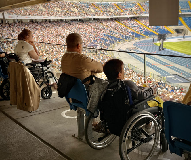 Tysiące ludzi szuka swojego szczęścia na stadionie. Kongres Świadków Jehowy przyciągnął tłumy