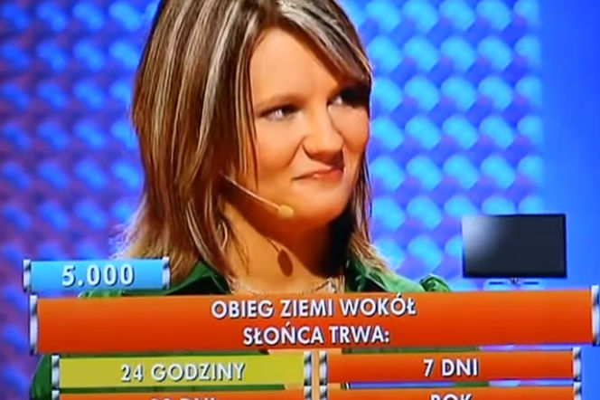 Uczestniczka programu odpowiada na pytanie