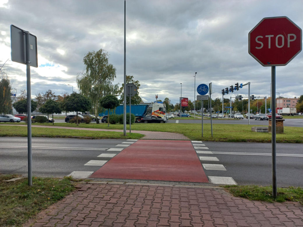 Prosto przez skrzyżowanie. ​Prezydent Leszna proponuje zmianę przebiegu ścieżki rowerowej na odcinku Konstytucji 3 Maja