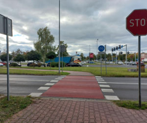Prosto przez skrzyżowanie. ​Prezydent Leszna proponuje zmianę przebiegu ścieżki rowerowej na odcinku Konstytucji 3 Maja
