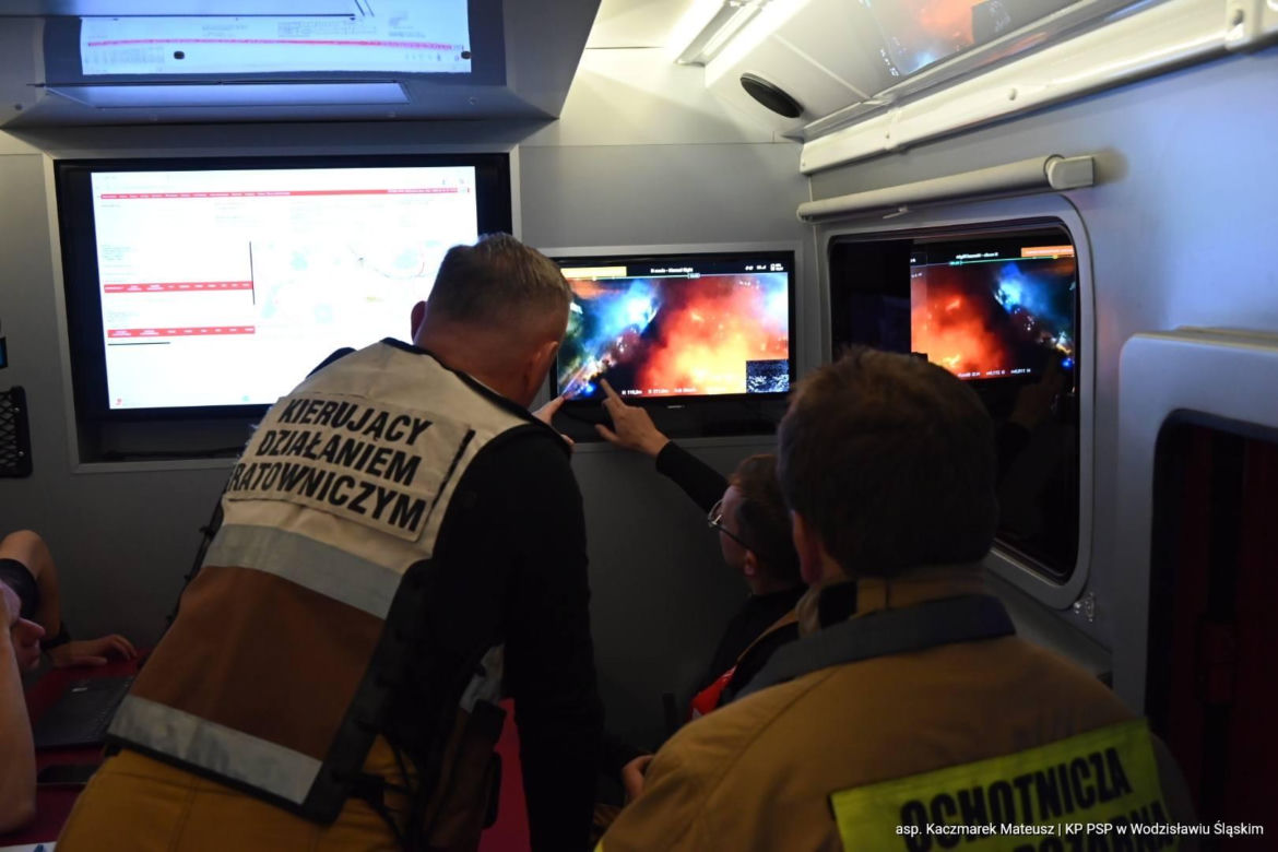Potężny pożar fabryki drutu w Gliwicach. Strażacy dogaszają pogorzelisko