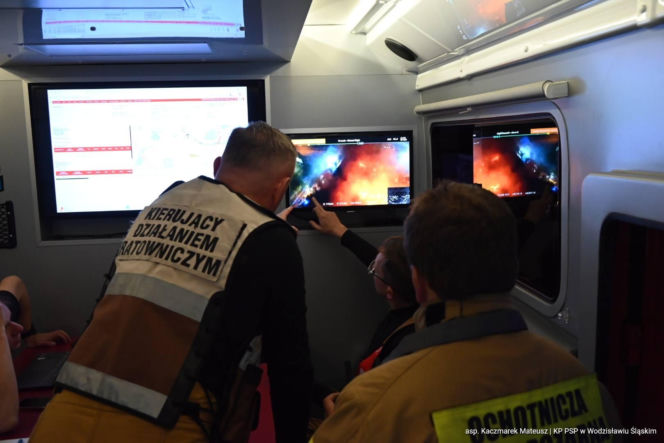 Potężny pożar fabryki drutu w Gliwicach. Strażacy dogaszają pogorzelisko
