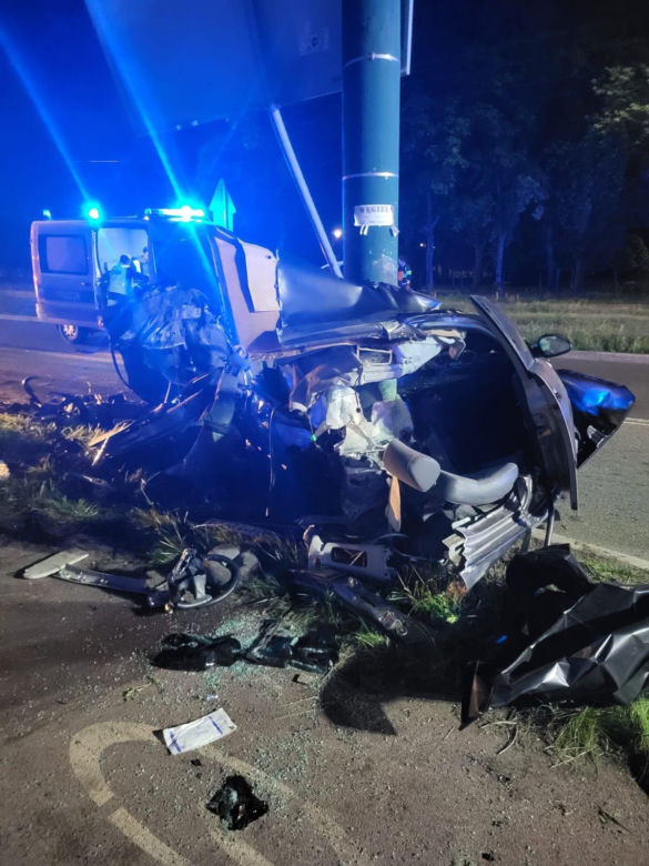 Samochód wbił się w przydrożny słup. Nie żyją dwie osoby, auto rozpadło się na pół