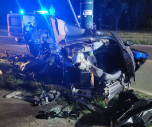 Samochód wbił się w przydrożny słup. Nie żyją dwie osoby, auto rozpadło się na pół