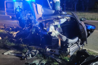 Samochód wbił się w przydrożny słup. Nie żyją dwie osoby, auto rozpadło się na pół
