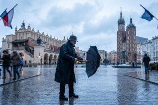 Chłodne polarnomorskie powietrze nad Polską. Deszcz i porywisty wiatr zmienią aurę
