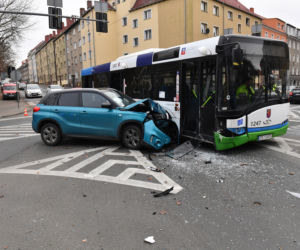Zderzenie auta osobowego z autobusem