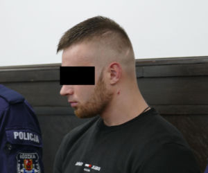 Wypchnął Olę z okna, bo nie chciała do niego wrócić. Drzewa uratowały jej życie