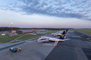 Koniec z przesiadkami do autobusów w Modlinie. Pociąg dowiezie pasażerów pod same bramki, a lotnisko zyska dodatkową przestrzeń