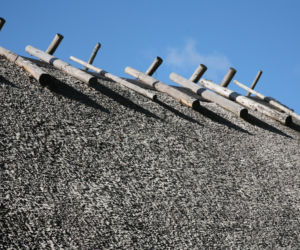 Drewniane kozły na kalenicy to tradycyjny element strzech w Polsce