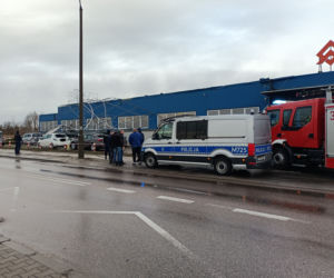Białystok. Silny wiatr zerwał konstrukcję paneli fotowoltaicznych z dachu firmy przy ul. Produkcyjnej [ZDJĘCIA, WIDEO]