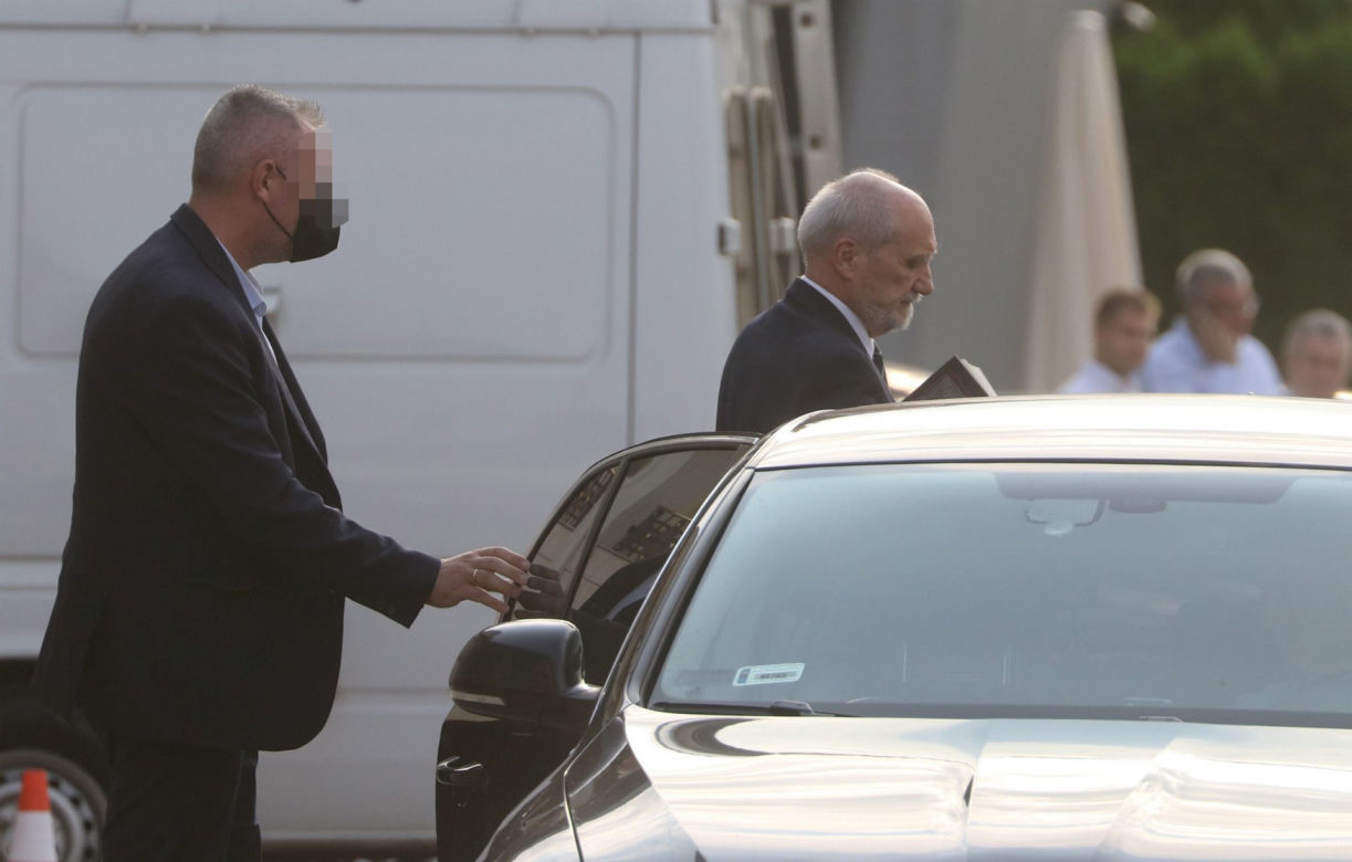Macierewicz czyta o gejach nazistach