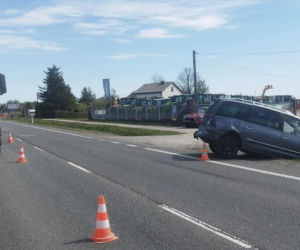 Wypadek z udziałem osobówki i ciężarówki w Zbuczynie