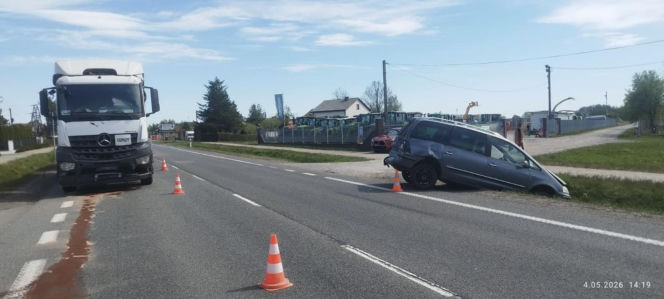 Wypadek z udziałem osobówki i ciężarówki w Zbuczynie