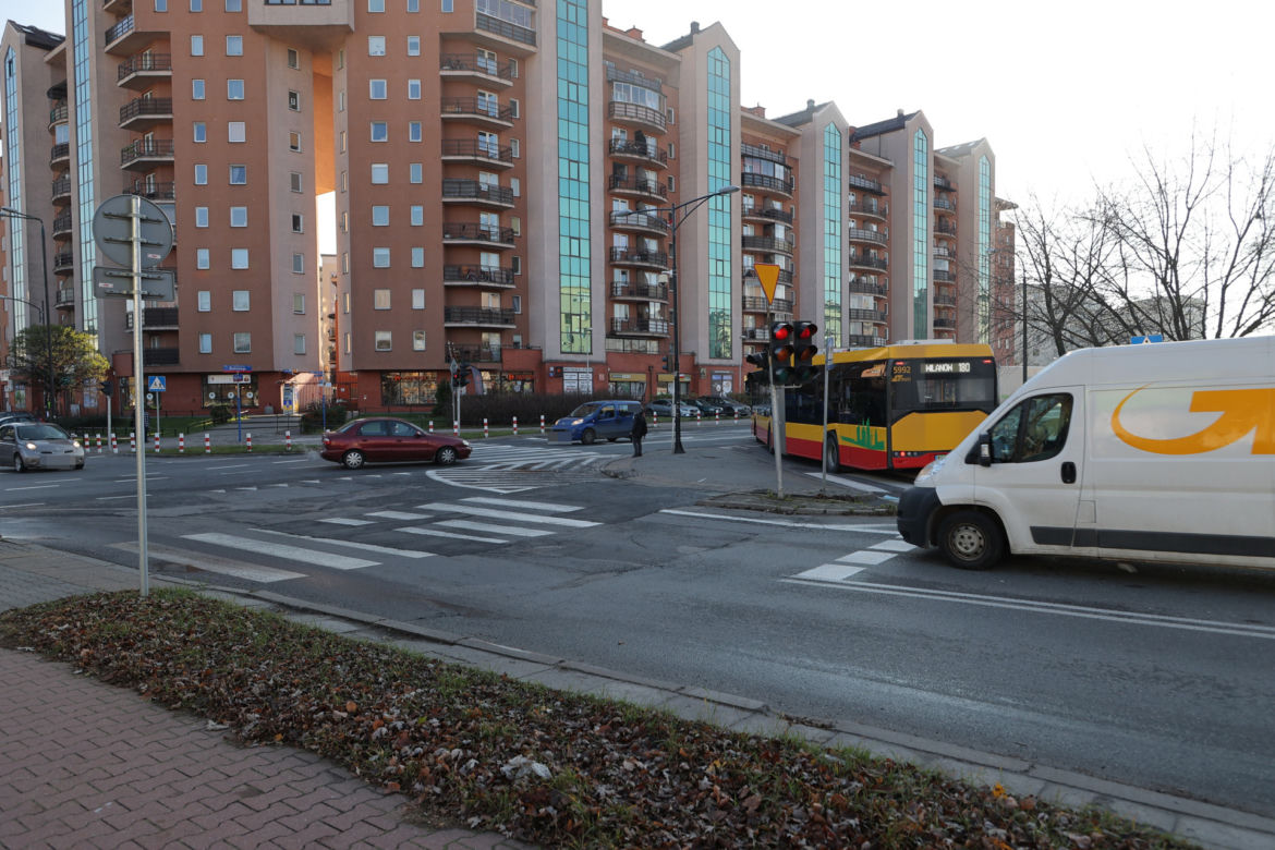Skrzyżowanie grozy na Bielanach. Codziennie dochodzi tu do niebezpiecznych sytuacji